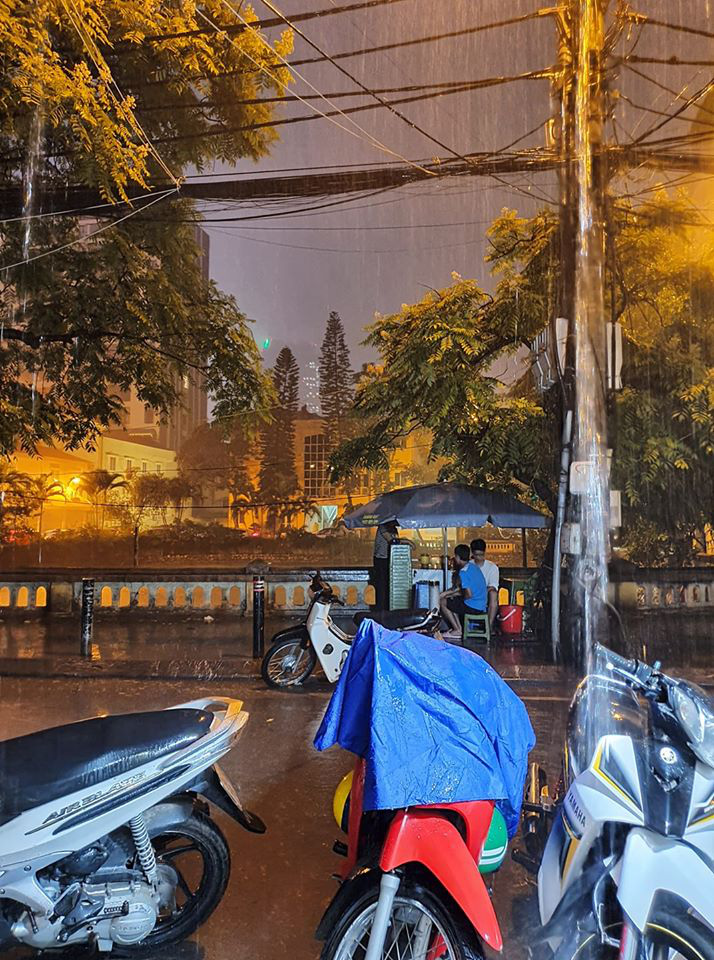 Dân mạng thích thú khoe ảnh mưa xối xả xua tan nắng nóng suốt mấy ngày ở Hà Nội - Ảnh 4. Dân mạng thích thú khoe ảnh mưa xối xả xua tan nắng nóng suốt mấy ngày ở Hà Nội - Ảnh 4.