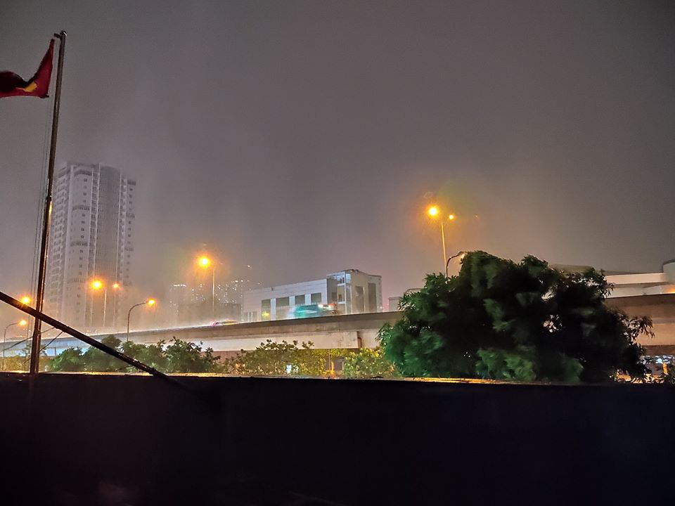 Dân mạng thích thú khoe ảnh mưa xối xả xua tan nắng nóng suốt mấy ngày ở Hà Nội - Ảnh 3. Dân mạng thích thú khoe ảnh mưa xối xả xua tan nắng nóng suốt mấy ngày ở Hà Nội - Ảnh 3.