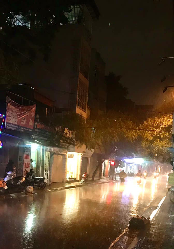 Dân mạng thích thú khoe ảnh mưa xối xả xua tan nắng nóng suốt mấy ngày ở Hà Nội - Ảnh 2. Dân mạng thích thú khoe ảnh mưa xối xả xua tan nắng nóng suốt mấy ngày ở Hà Nội - Ảnh 2.