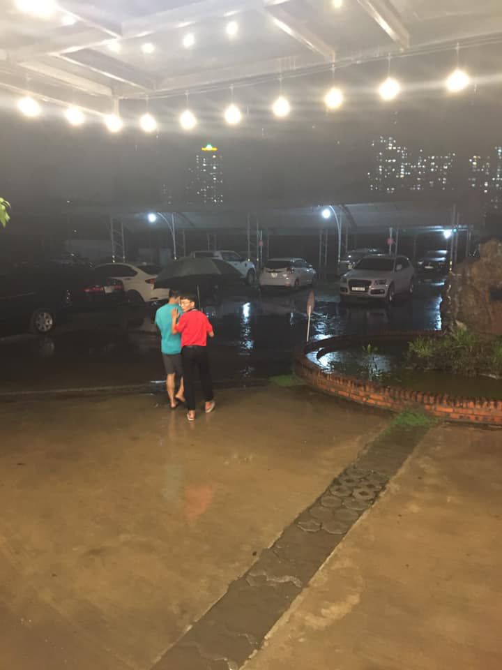 Dân mạng thích thú khoe ảnh mưa xối xả xua tan nắng nóng suốt mấy ngày ở Hà Nội - Ảnh 6. Dân mạng thích thú khoe ảnh mưa xối xả xua tan nắng nóng suốt mấy ngày ở Hà Nội - Ảnh 6.