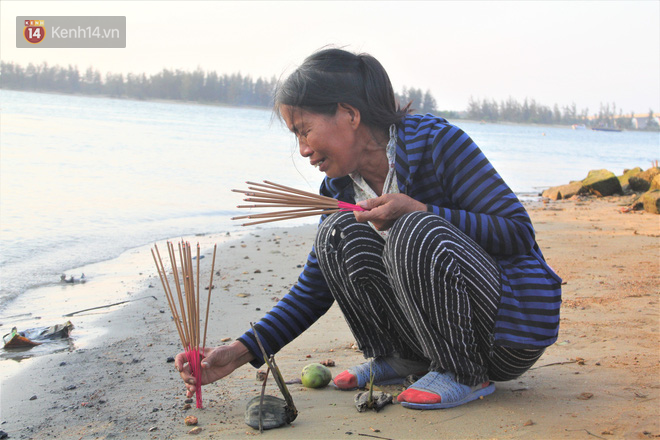 Thảm kịch lật thuyền ở Quảng Nam: Đầu bạc khóc người tóc xanh! - Ảnh 2.