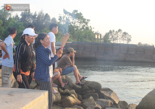 Thảm kịch lật thuyền ở Quảng Nam: Đầu bạc khóc người tóc xanh! - Ảnh 6.