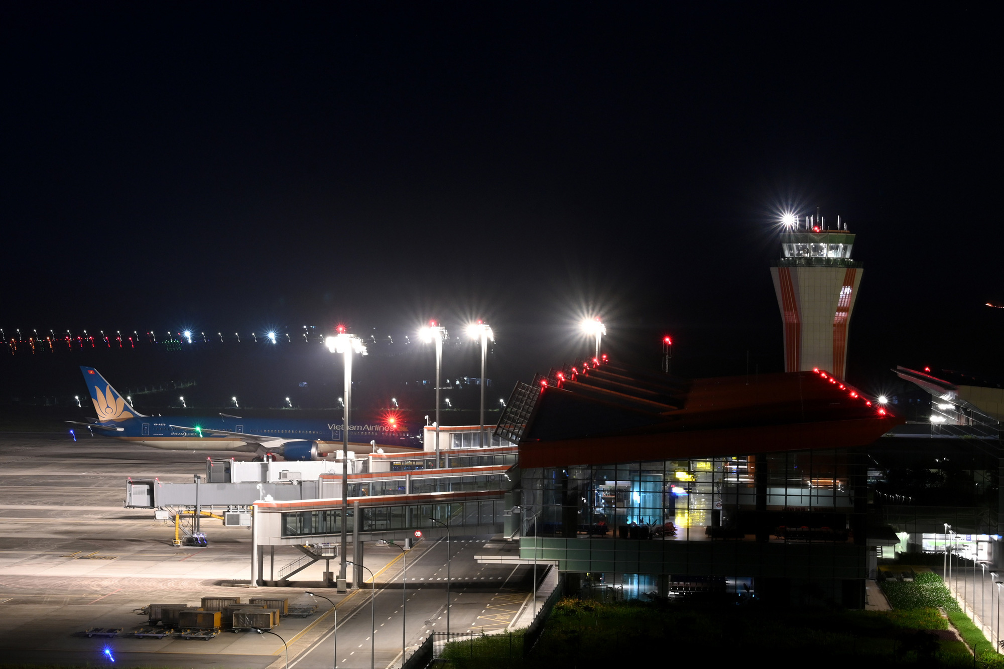 Chuyến bay thẳng Việt Nam - Hoa Kỳ đầu tiên đưa 340 công dân Việt về nước - Ảnh 4. Chuyến bay thẳng Việt Nam - Hoa Kỳ đầu tiên đưa 340 công dân Việt về nước - Ảnh 4.