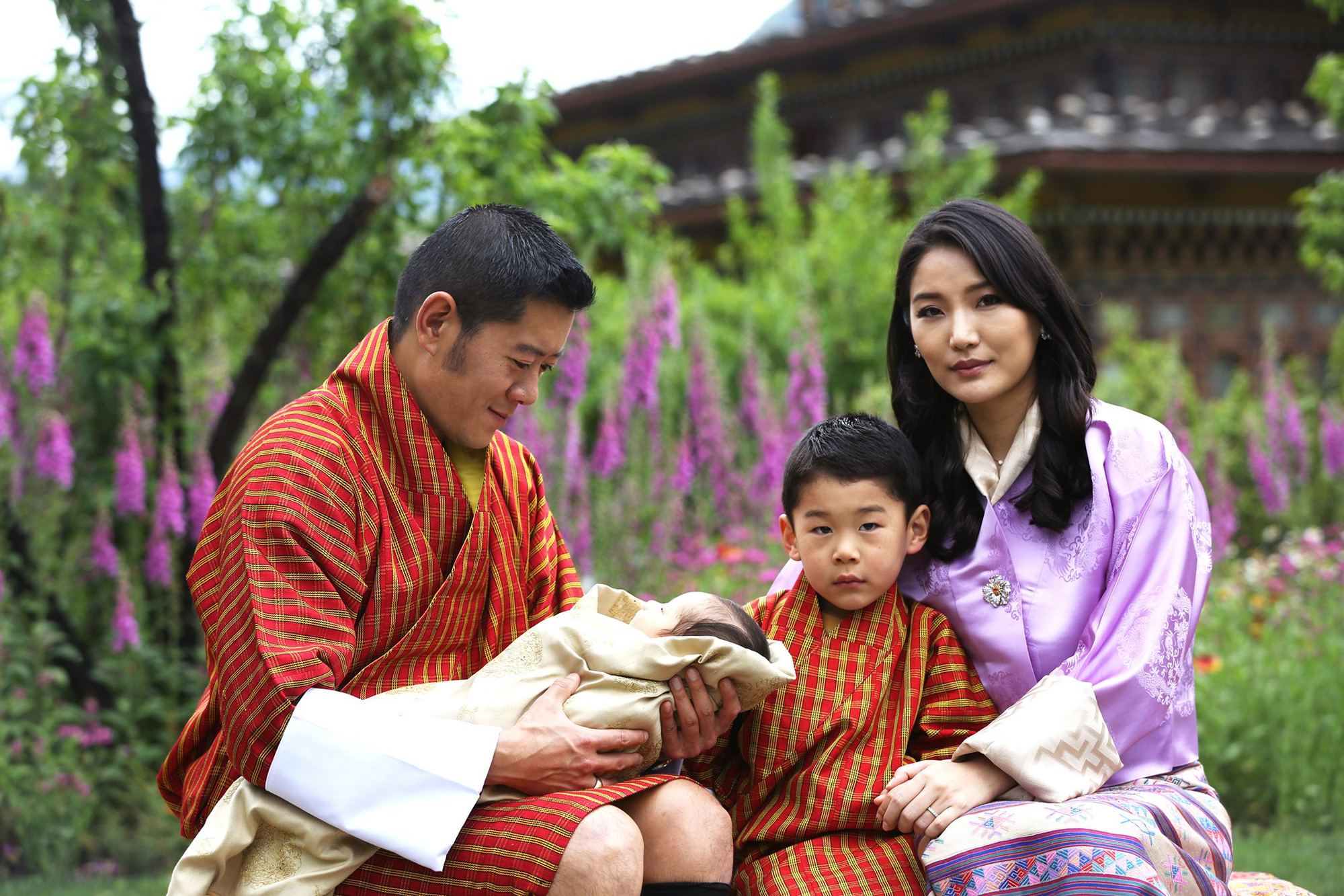 Hoàng hậu &quot;vạn người mê&quot; Bhutan chính thức công bố hình ảnh con trai thứ 2 khiến cộng động mạng phát sốt - Ảnh 3.