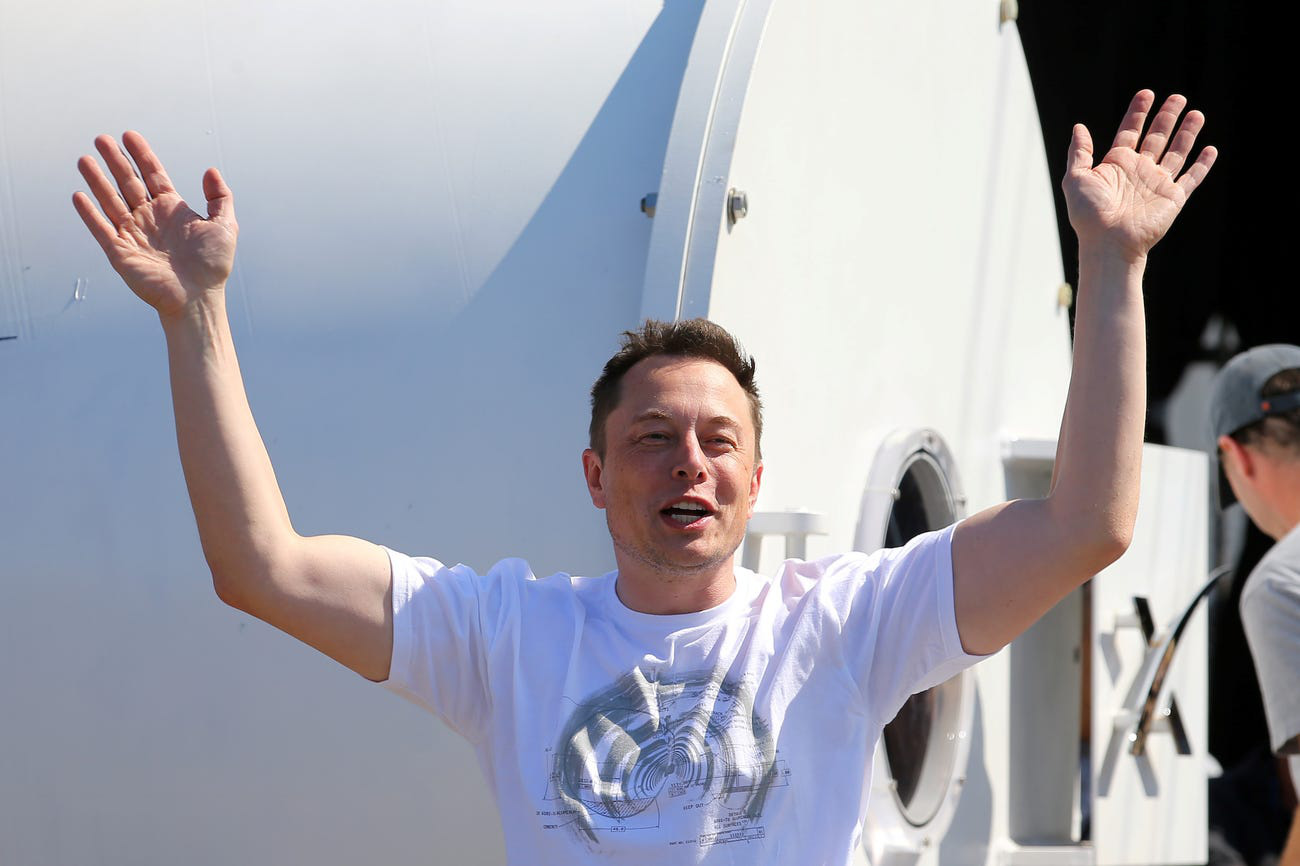 Nếu CEO Tim Cook là bậc thầy kinh doanh, thì  CEO Elon Musk là bậc thầy về quảng cáo, mặc dù chưa từng chi dù chỉ 1 xu cho quảng cáo  - Ảnh 1.