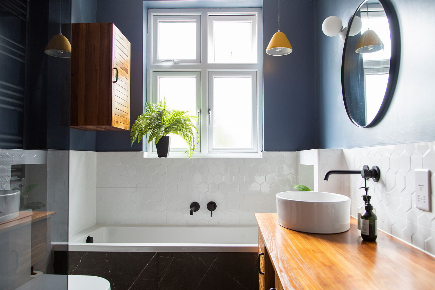 Decor phòng tắm mùa hè &quot;mát lịm&quot; với tông màu trắng - xanh - Ảnh 1.