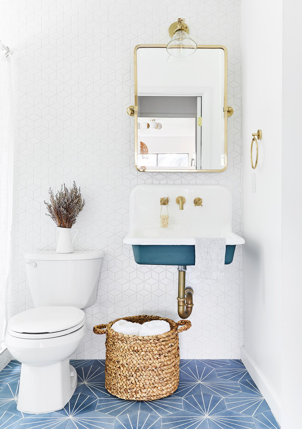 Decor phòng tắm mùa hè &quot;mát lịm&quot; với tông màu trắng - xanh - Ảnh 8.