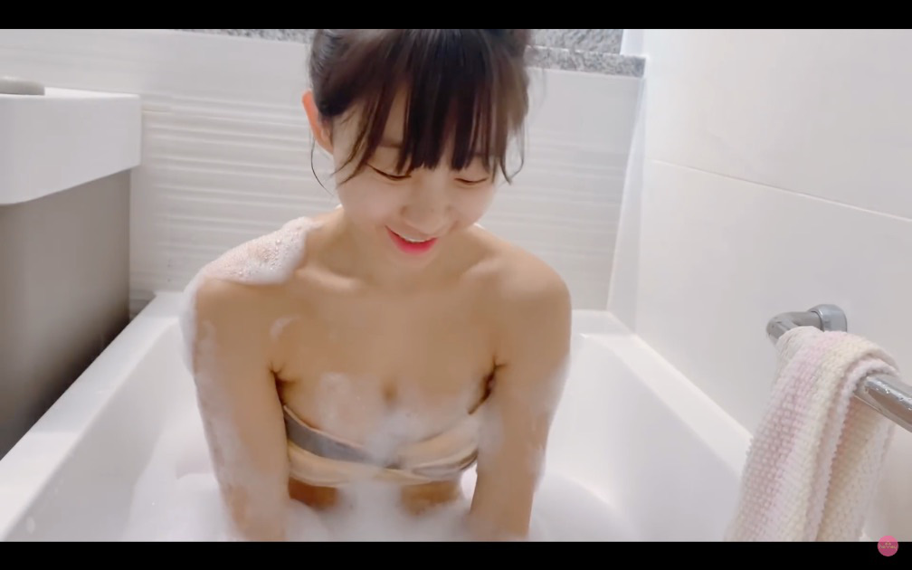 Tự quay cảnh bản thân đang tắm, nữ Youtuber xinh đẹp khiến người xem ngỡ ngàng, bỏng mắt - Ảnh 3.