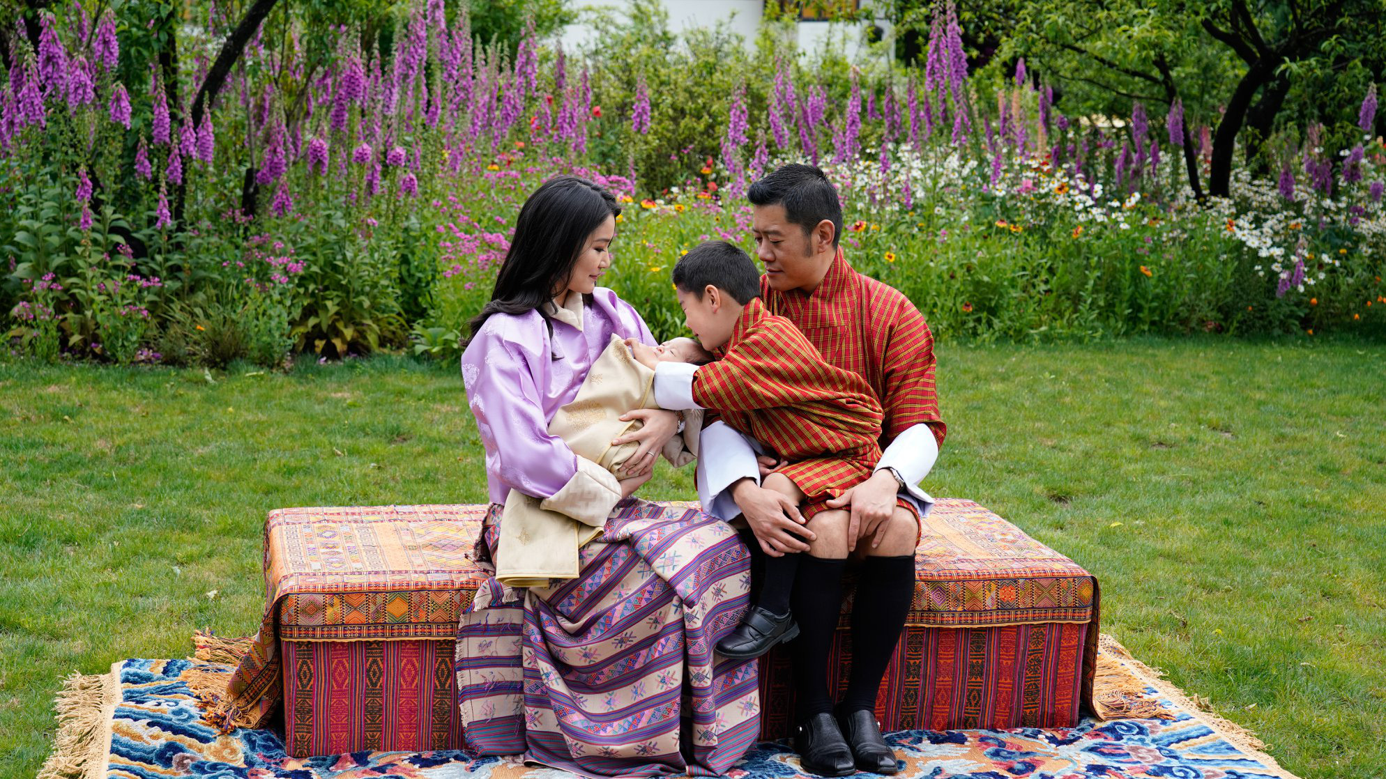 Hoàng hậu &quot;vạn người mê&quot; Bhutan chính thức công bố hình ảnh con trai thứ 2 khiến cộng động mạng phát sốt - Ảnh 4.