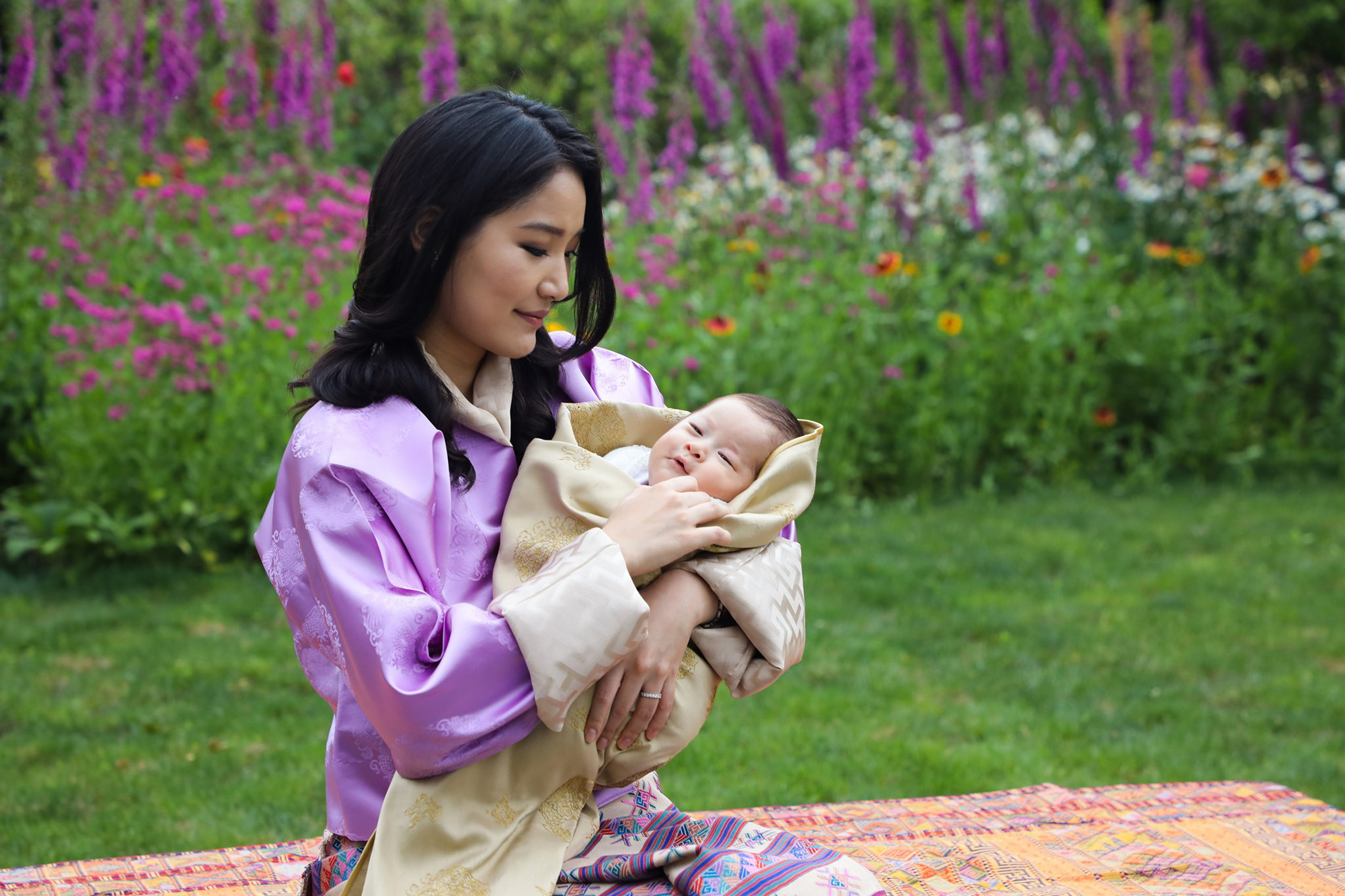 Hoàng hậu &quot;vạn người mê&quot; Bhutan chính thức công bố hình ảnh con trai thứ 2 khiến cộng động mạng phát sốt - Ảnh 1.