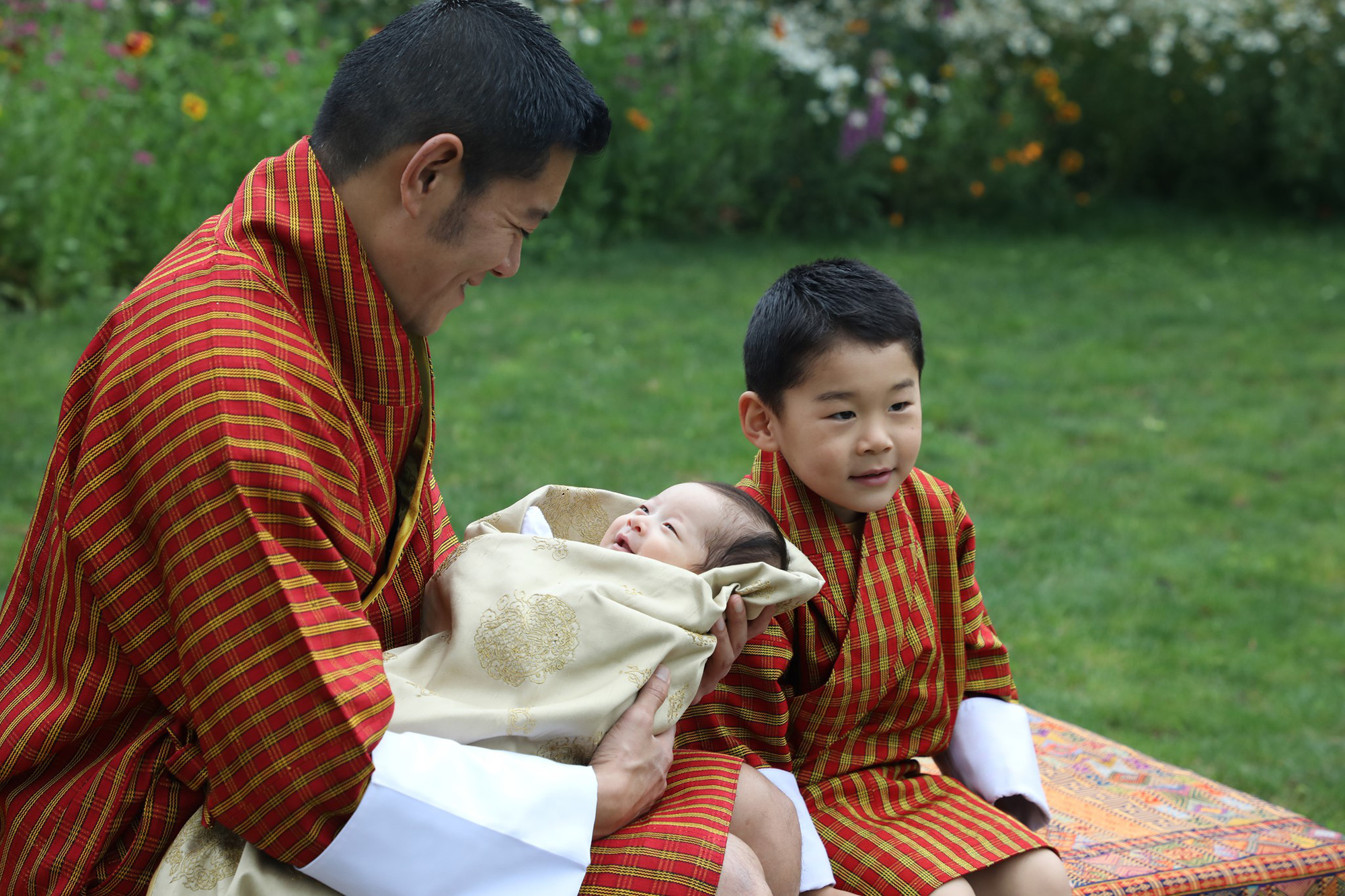 Hoàng hậu &quot;vạn người mê&quot; Bhutan chính thức công bố hình ảnh con trai thứ 2 mới sinh khiến cộng động mạng phát sốt - Ảnh 2.