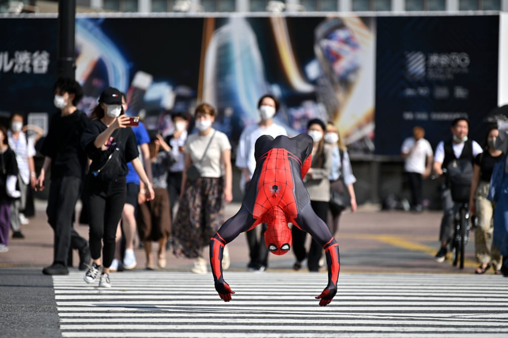 24h qua ảnh: Người nhện nhào lộn trên đường phố ở Nhật Bản - Ảnh 2.