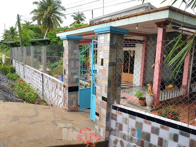 Căn nhà nổi tiếng ở Vĩnh Long có tường rào ốp bằng vỏ iPhone: Chủ nhân tiết lộ chi phí - Ảnh 1.