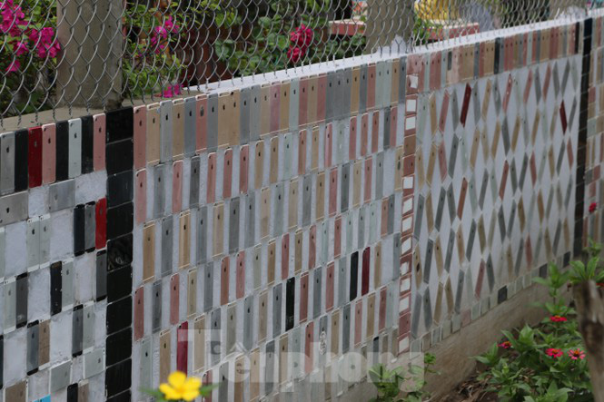 Căn nhà nổi tiếng ở Vĩnh Long có tường rào ốp bằng vỏ iPhone: Chủ nhân tiết lộ chi phí - Ảnh 2.