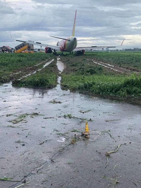 Máy bay Vietjet hạ cánh lệch đường băng, sa lầy vào bãi cỏ, sân bay Tân Sơn Nhất tạm dừng hoạt động - Ảnh 2.