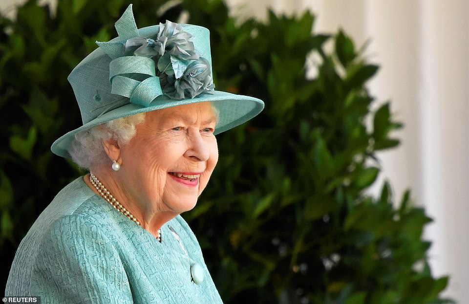 Nữ hoàng Anh chính thức xuất hiện sau thời gian dài ở ẩn với khí chất hơn người, ngầm thông báo về tương lai của hoàng gia - Ảnh 1.