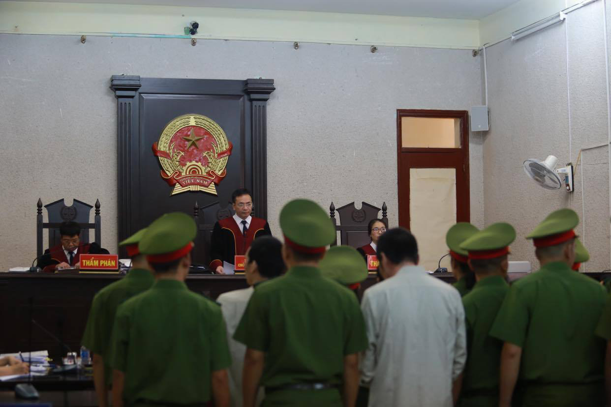Xét xử mẹ nữ sinh giao gà ở Điện Biên: Luật sư của Vì Thị Thu vắng mặt, HĐXX đề nghị hoãn phiên tòa - Ảnh 1.