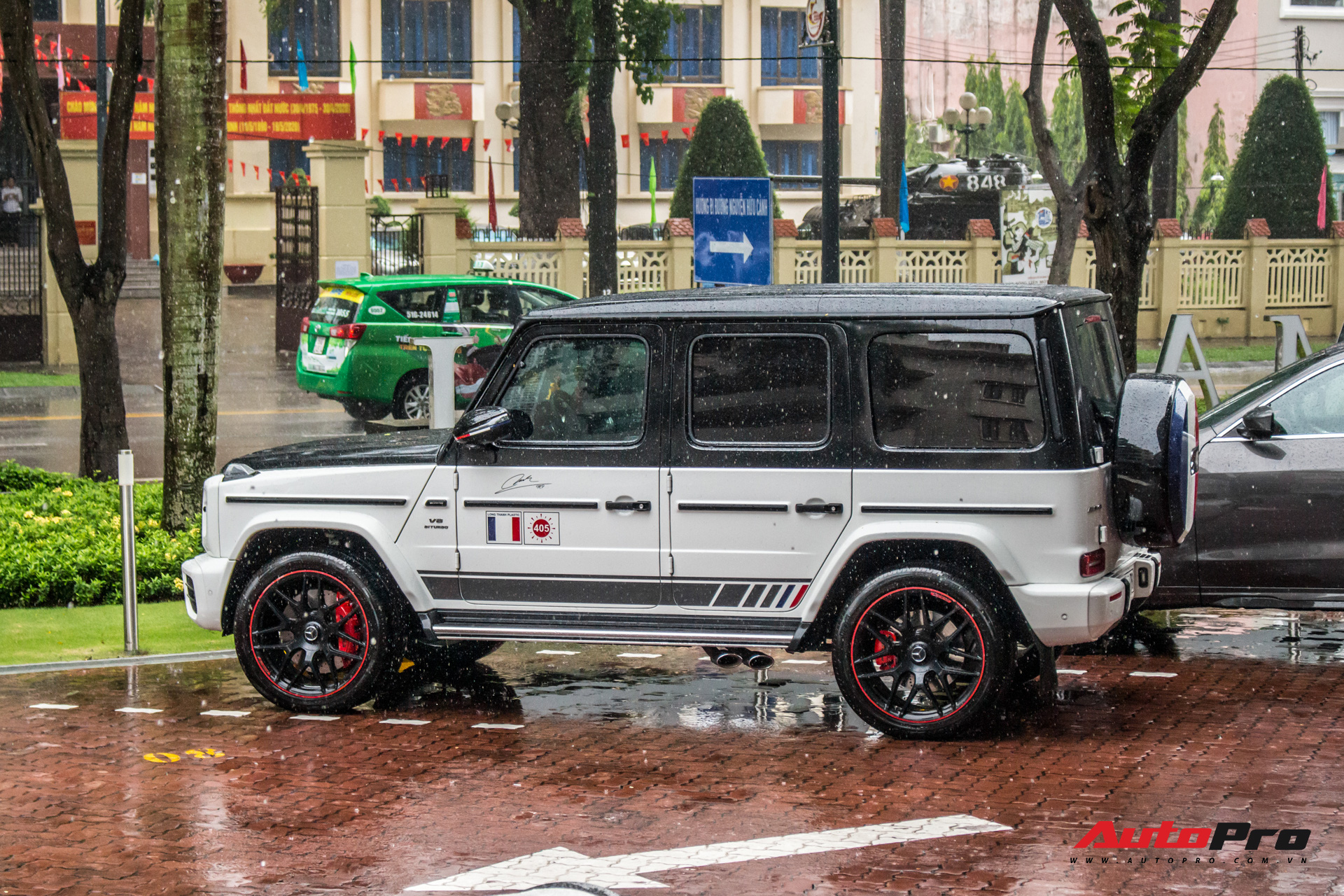 Cận cảnh Mercedes-AMG G63 Edition 1 của Minh nhựa với lớp áo mới phong cách Rolls-Royce - Ảnh 1.