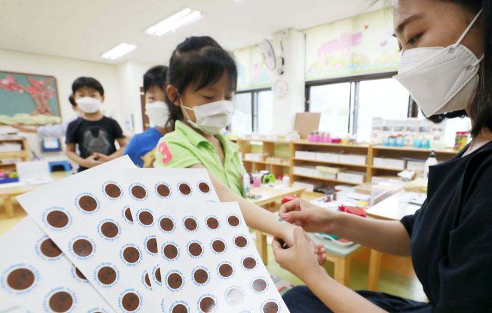 Hàn Quốc: Miếng dán nhiệt kế - vật dụng tiện ích giúp các cô giáo mẫu giáo phát hiện học sinh bị sốt - Ảnh 1.