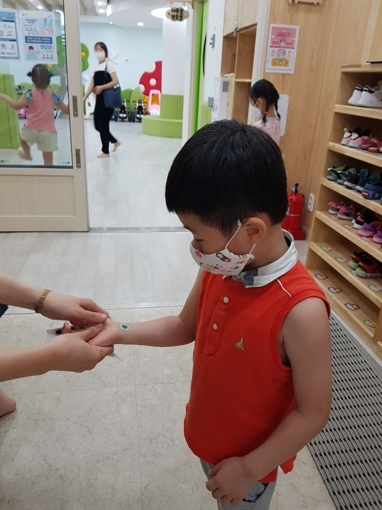 Hàn Quốc: Miếng dán nhiệt kế - vật dụng tiện ích giúp các cô giáo mẫu giáo phát hiện học sinh bị sốt - Ảnh 2.