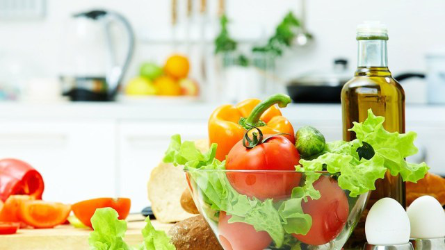 Tỏi, cà chua, bông cải xanh là những thực phẩm tốt cho sức khỏe, nhưng nếu chế biến và ăn sai cách thế này thì chẳng còn dinh dưỡng nữa - Ảnh 1.