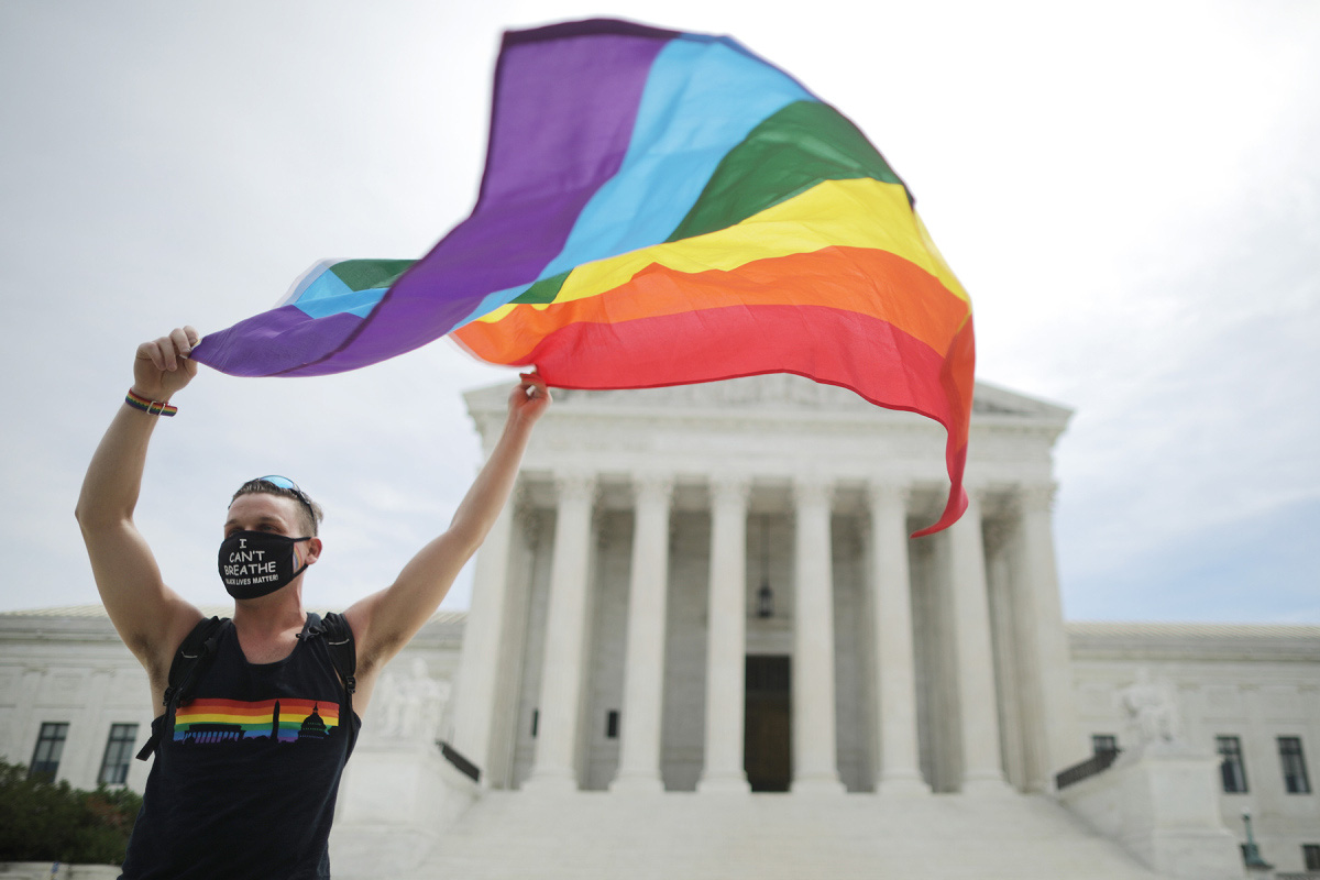 Tòa án tối cao Mỹ đưa ra phán quyết lịch sử, cộng đồng LGBT có thể yên tâm khi được pháp luật bảo vệ môi trường công sở - Ảnh 1.