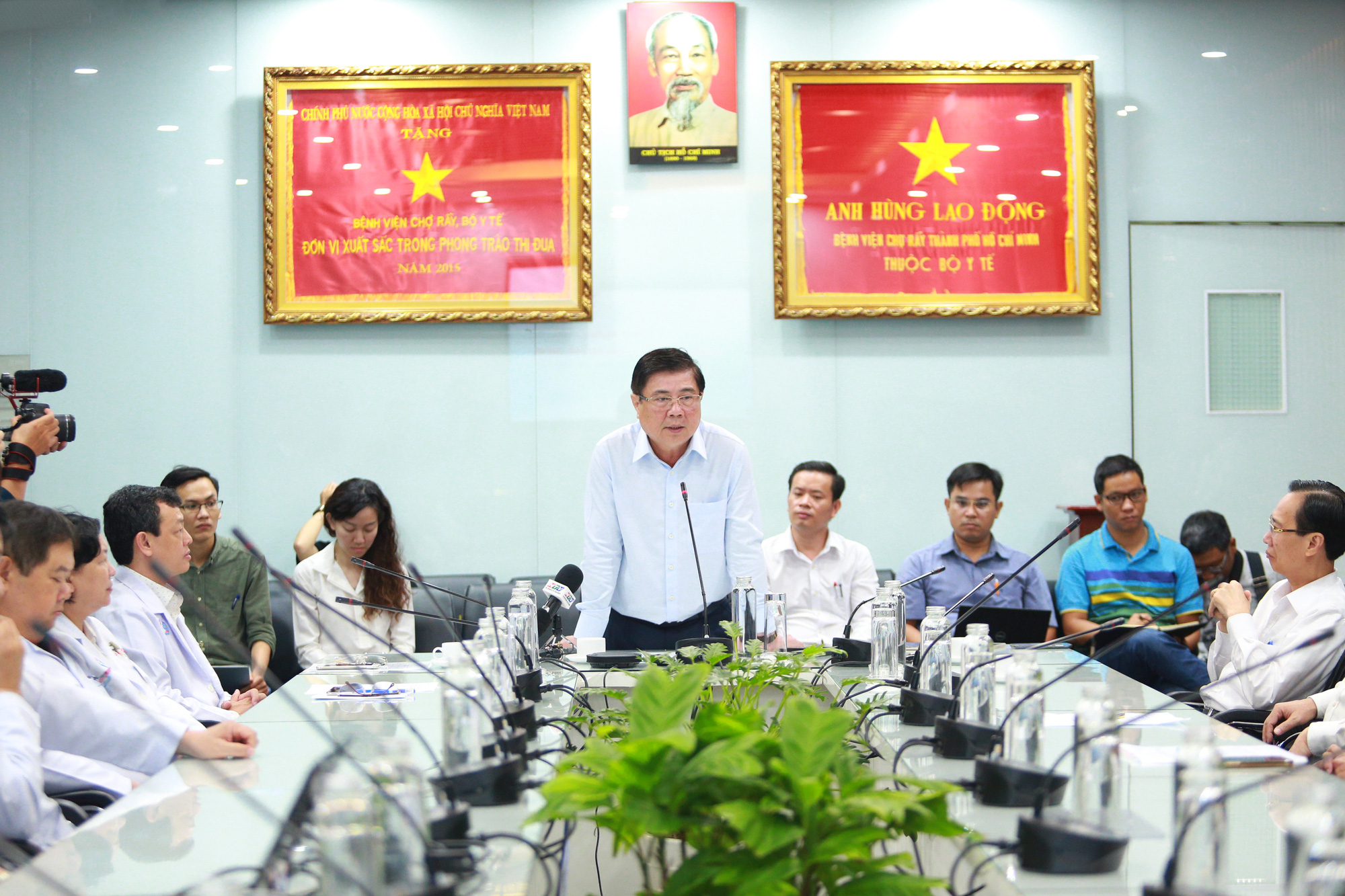 Bệnh nhân phi công người Anh có thể cười, gửi lời cảm ơn mọi người sau 91 ngày điều trị - Ảnh 1. Bệnh nhân phi công người Anh có thể cười, gửi lời cảm ơn mọi người sau 91 ngày điều trị - Ảnh 1.