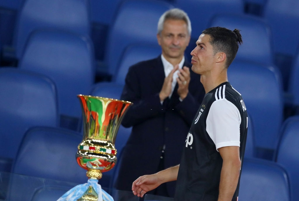 Ronaldo nhăn mặt, lộ rõ vẻ buồn chán khi cùng đồng đội đánh rơi danh hiệu thứ 2 mùa này - Ảnh 4.