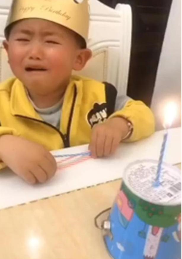 Hí hửng chờ đến sinh nhật nhưng khi nhìn thấy chiếc bánh bố mua tặng, con trai chỉ còn nước &quot;khóc thét&quot; - Ảnh 2.