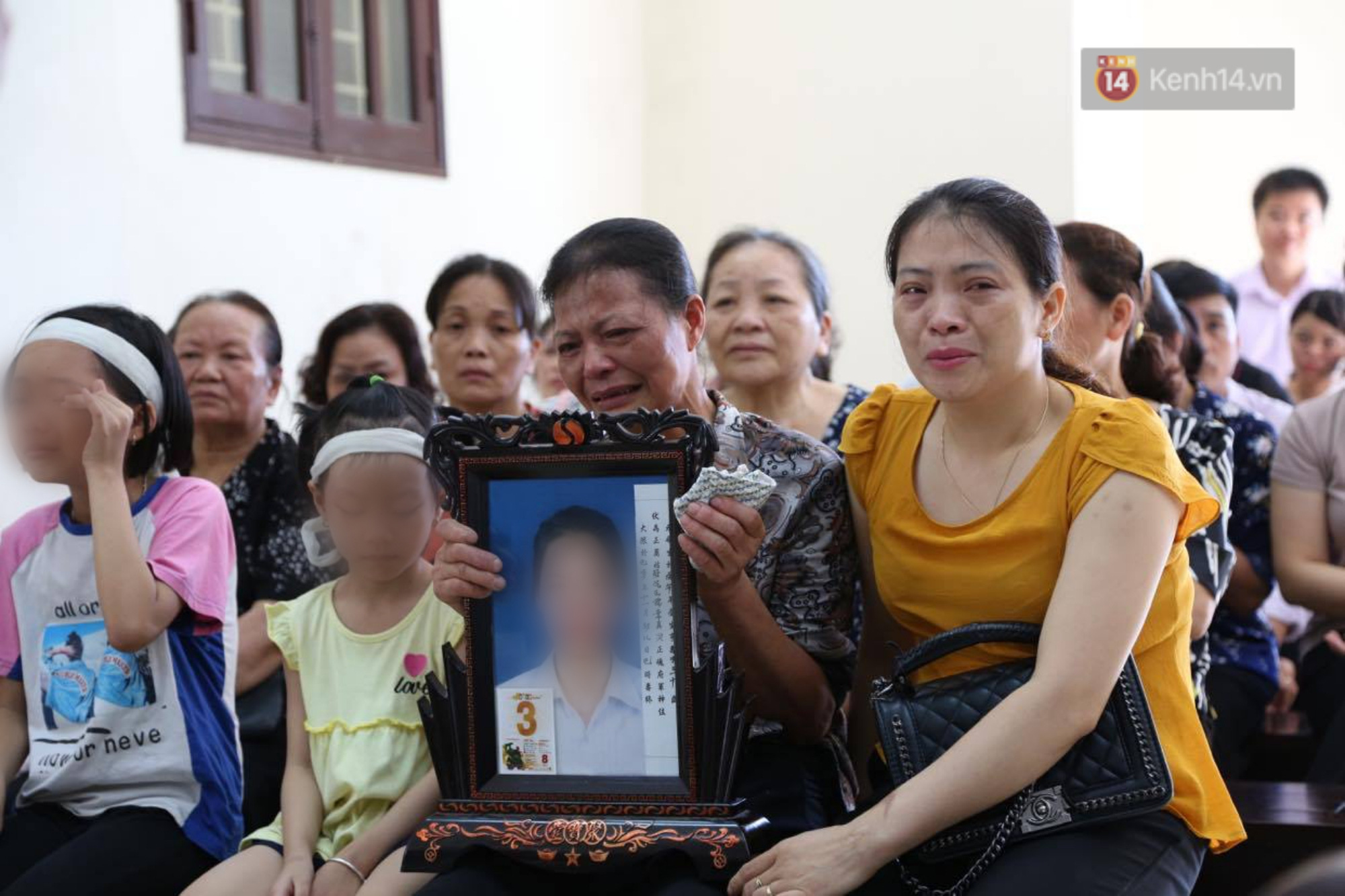 Xét xử cô gái yêu anh rể, đầu độc chị họ ở Thái Bình: Người thân nạn nhân ôm di ảnh khóc nghẹn tại toà - Ảnh 2.