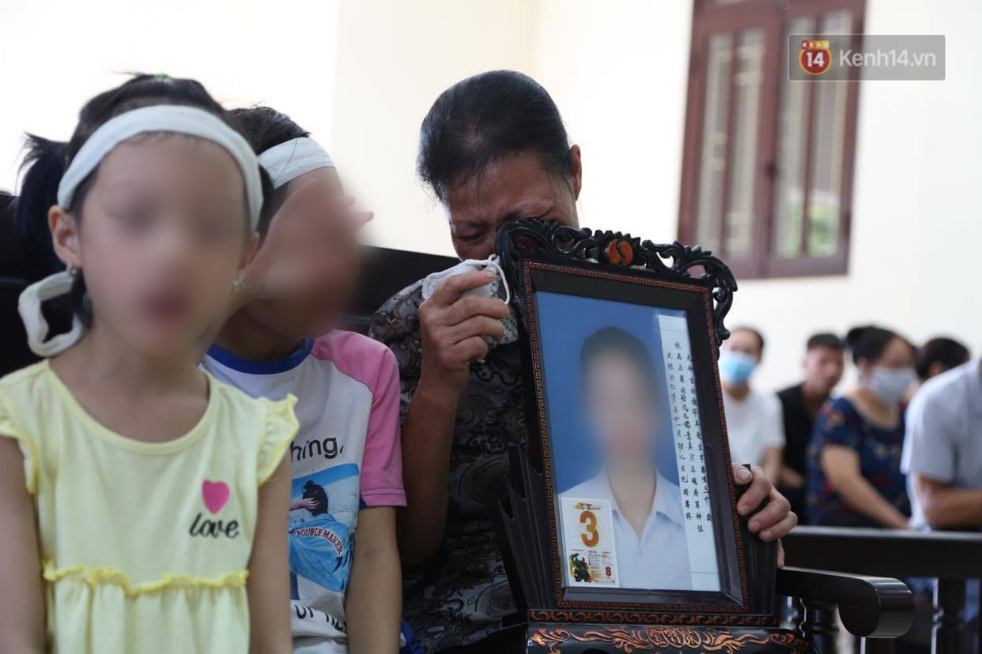 Xét xử cô gái yêu anh rể, đầu độc chị họ ở Thái Bình: Người thân nạn nhân ôm di ảnh khóc nghẹn tại toà - Ảnh 4.