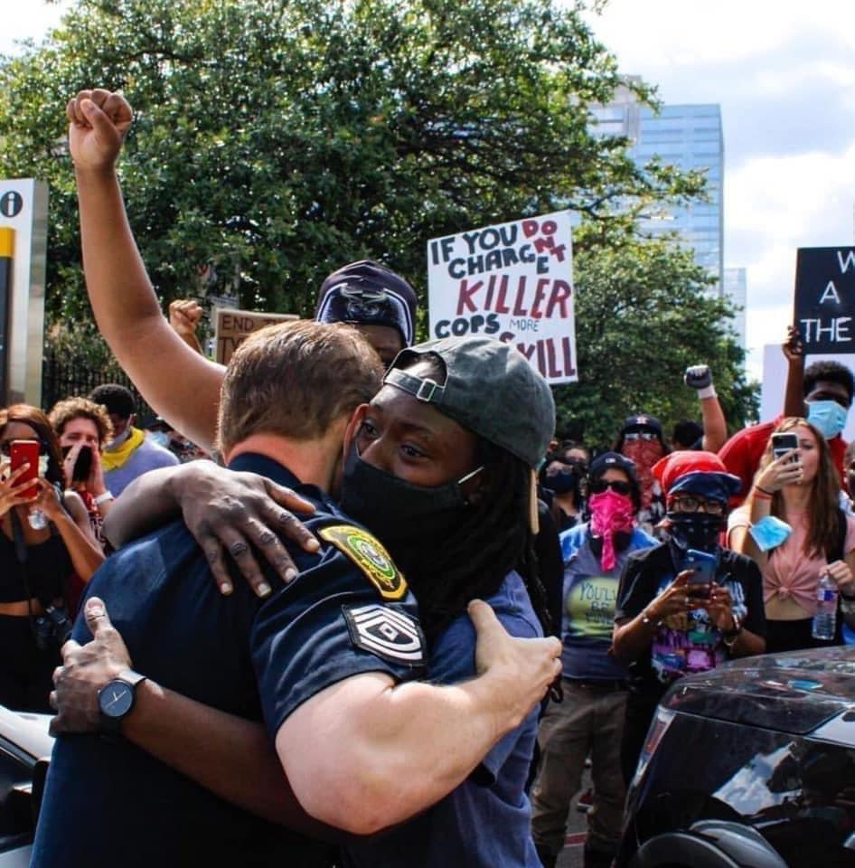 Vứt bỏ dùi cui, cảnh sát quỳ gối và ôm những người biểu tình, thể hiện sự đoàn kết mà nước Mỹ đang rất cần ngay lúc này - Ảnh 13.