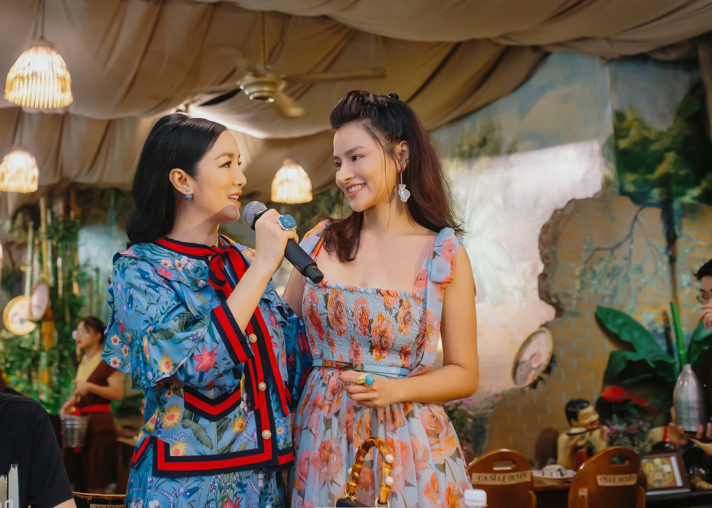 Hoa hậu Khánh Vân xinh đẹp đến dự tiệc, ôm tình cảm Vũ Thu Phương - Ảnh 8.