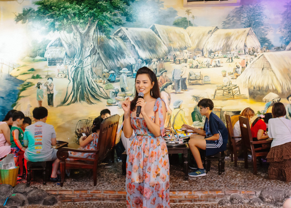 Hoa hậu Khánh Vân xinh đẹp đến dự tiệc, ôm tình cảm Vũ Thu Phương - Ảnh 4.