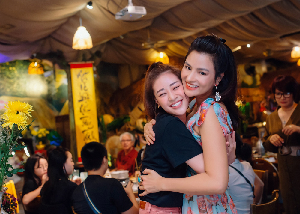 Hoa hậu Khánh Vân xinh đẹp đến dự tiệc, ôm tình cảm Vũ Thu Phương - Ảnh 6.