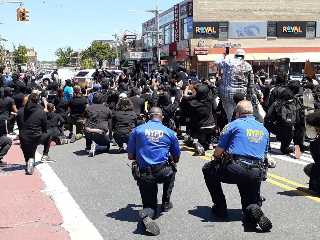 Vứt bỏ dùi cui, cảnh sát quỳ gối và ôm những người biểu tình, thể hiện sự đoàn kết mà nước Mỹ rất cần ngay lúc này - Ảnh 7.