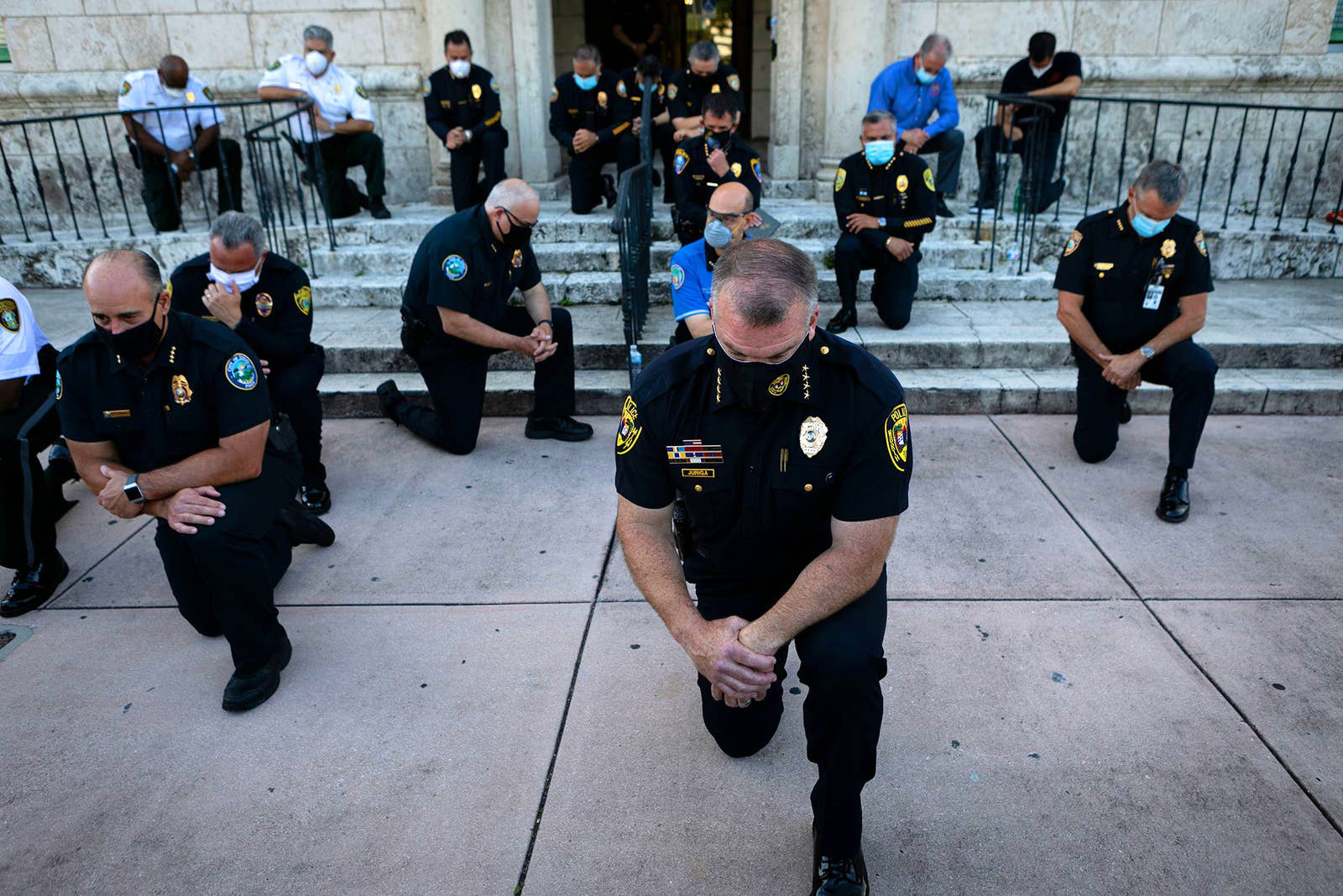Vứt bỏ dùi cui, cảnh sát quỳ gối và ôm những người biểu tình, thể hiện sự đoàn kết mà nước Mỹ rất cần ngay lúc này - Ảnh 1.