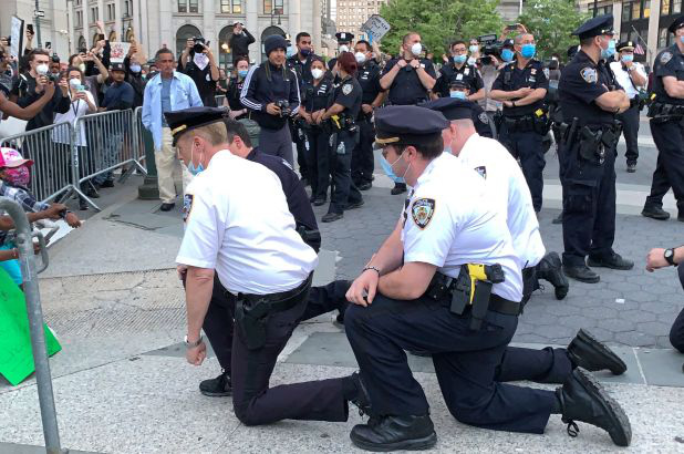 Vứt bỏ dùi cui, cảnh sát quỳ gối và ôm những người biểu tình, thể hiện sự đoàn kết mà nước Mỹ rất cần ngay lúc này - Ảnh 6.