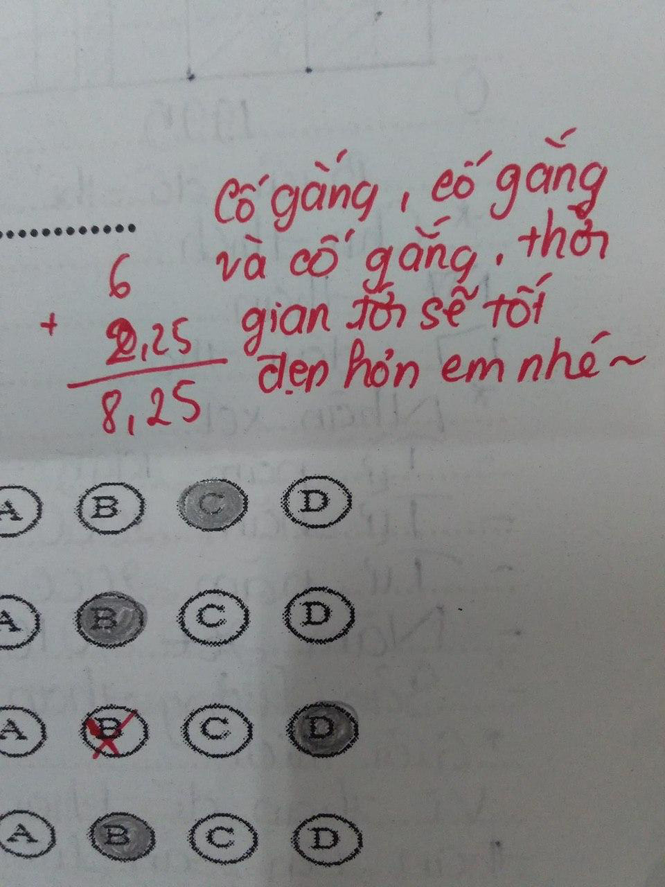 Cô giáo quá bận và nhờ người chấm bài giúp, học sinh ai nấy hú hét vì lời phê ngọt lịm tim nhưng tò mò nhất là cách chấm điểm - Ảnh 2.