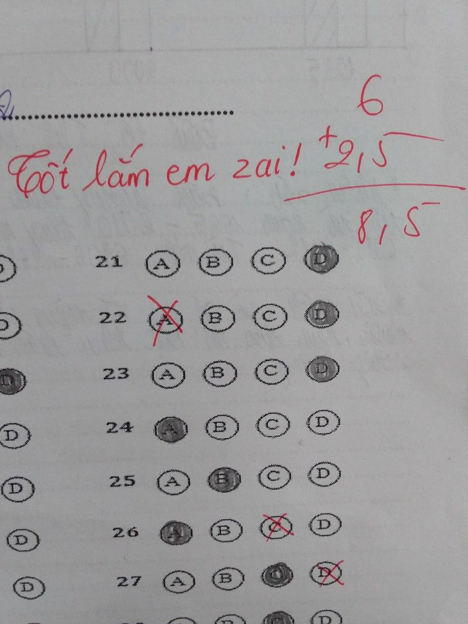 Cô giáo quá bận và nhờ người chấm bài giúp, học sinh ai nấy hú hét vì lời phê ngọt lịm tim nhưng tò mò nhất là cách chấm điểm - Ảnh 3.