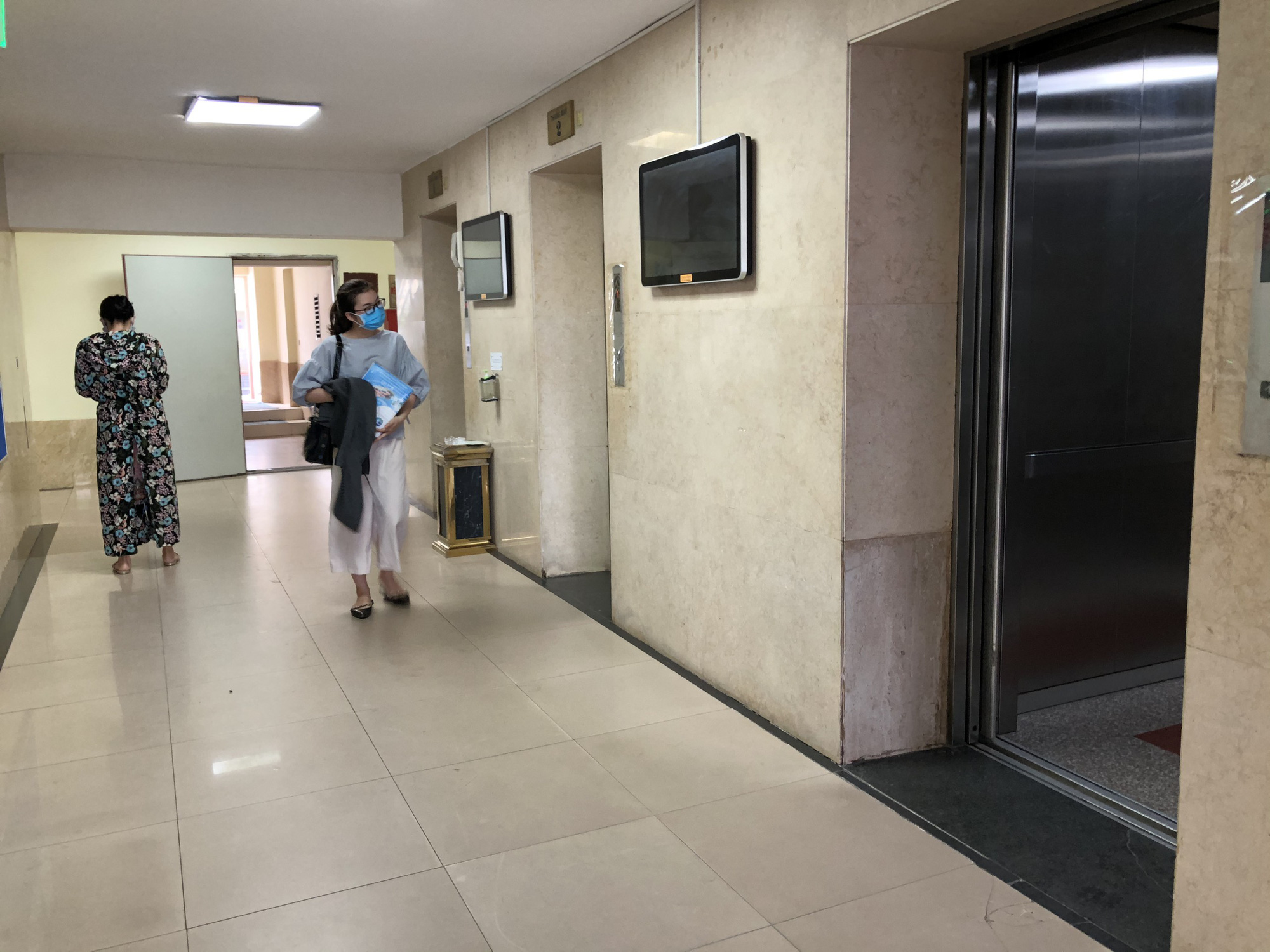 Vụ bé trai bị dâm ô trong thang máy ở Lạc Trung: Tạm giữ hình sự người đàn ông 65 tuổi - Ảnh 2.