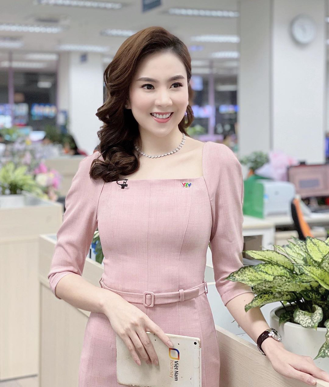 MC Mai Ngọc trông thế mà sexy ra trò, diện đồ gợi cảm khoe body và cơ bụng săn chắc thì gái đôi mươi cũng phải &quot;chạy dài&quot; - Ảnh 1.