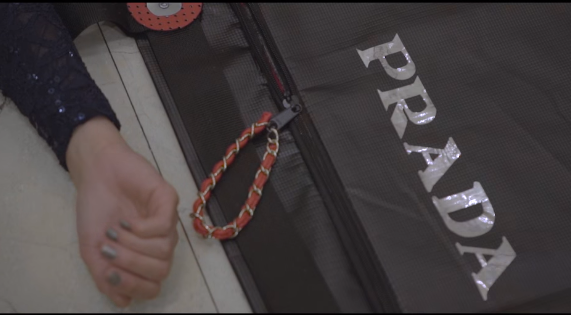 ‘Prada Body Bag’ – chiếc ‘túi hiệu’ cuối cùng bạn cần trong đời và thông điệp ẩn giấu bên trong - Ảnh 1.