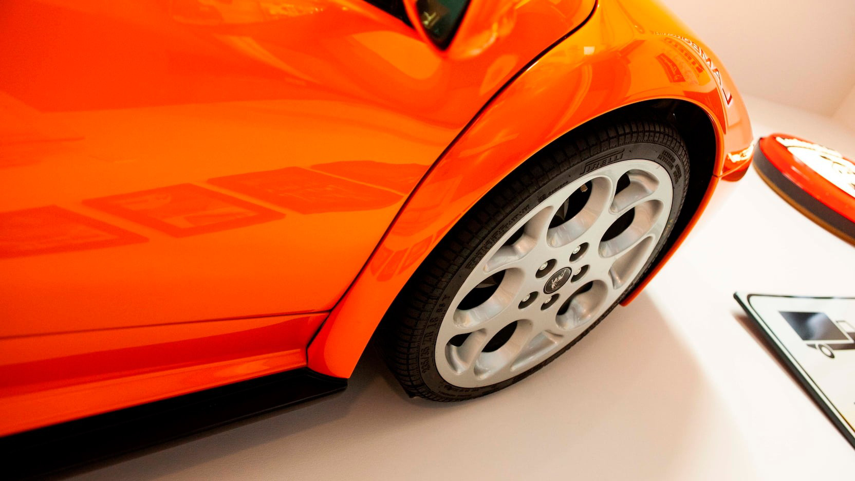 Cách chơi của người có tiền: Treo hẳn siêu xe Lamborghini lên tường để trang trí - Ảnh 3. Cách chơi của người có tiền: Treo hẳn siêu xe Lamborghini lên tường để trang trí - Ảnh 3.