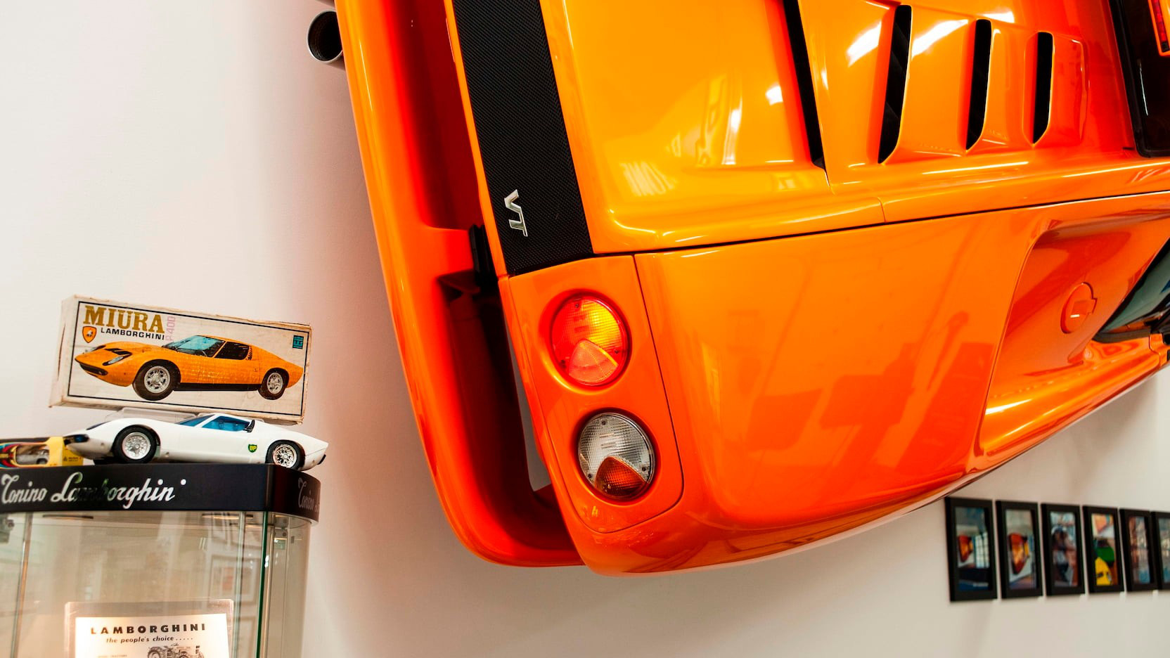 Cách chơi của người có tiền: Treo hẳn siêu xe Lamborghini lên tường để trang trí - Ảnh 4. Cách chơi của người có tiền: Treo hẳn siêu xe Lamborghini lên tường để trang trí - Ảnh 4.
