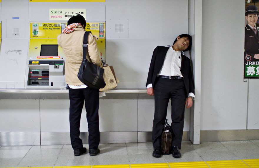 Bộ ảnh đáng sợ về cuộc sống của dân công sở Nhật: Say xỉn là &quot;nghĩa vụ&quot;, làm việc như máy và thờ ơ với tình dục - Ảnh 3.