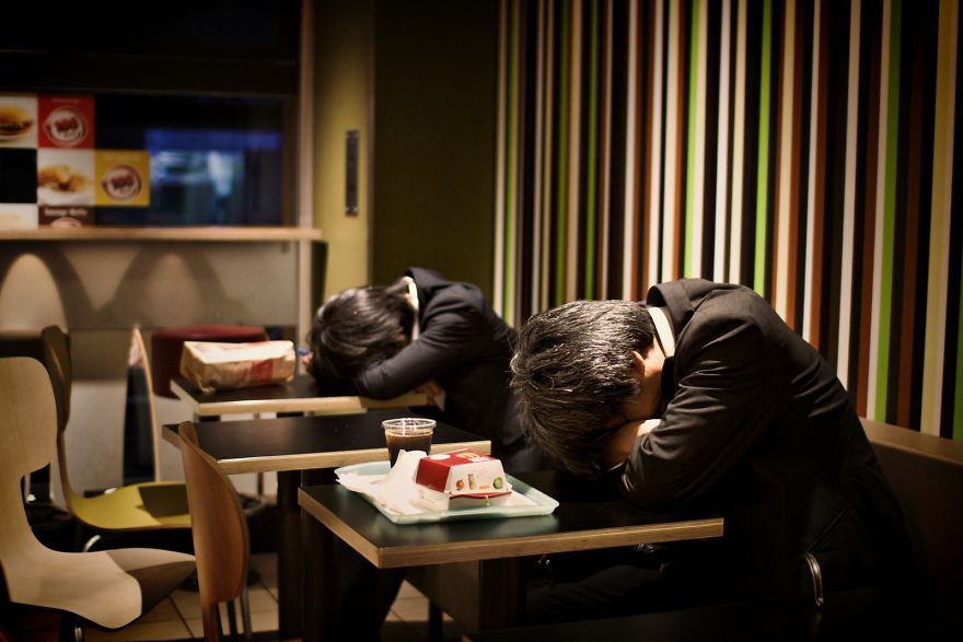 Bộ ảnh đáng sợ về cuộc sống của dân công sở Nhật: Say xỉn là &quot;nghĩa vụ&quot;, làm việc như máy và thờ ơ với tình dục - Ảnh 7.