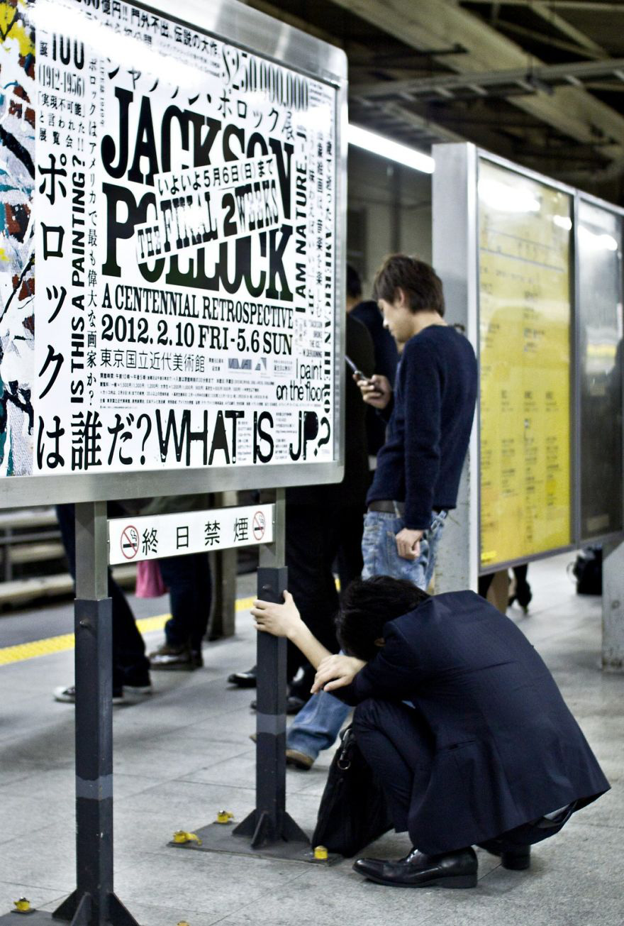 Bộ ảnh đáng sợ về cuộc sống của dân công sở Nhật: Say xỉn là &quot;nghĩa vụ&quot;, làm việc như máy và thờ ơ với tình dục - Ảnh 11.