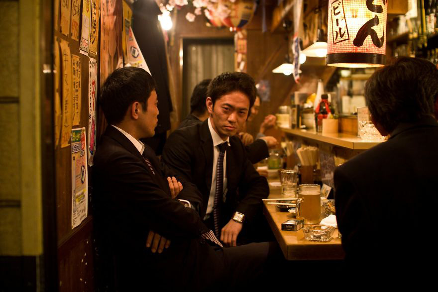 Bộ ảnh đáng sợ về cuộc sống của dân công sở Nhật: Say xỉn là &quot;nghĩa vụ&quot;, làm việc như máy và thờ ơ với tình dục - Ảnh 13.