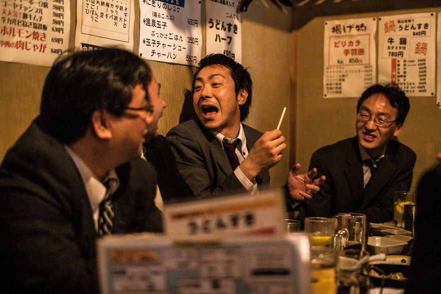 Bộ ảnh đáng sợ về cuộc sống của dân công sở Nhật: Say xỉn là &quot;nghĩa vụ&quot;, làm việc như máy và thờ ơ với tình dục - Ảnh 17.
